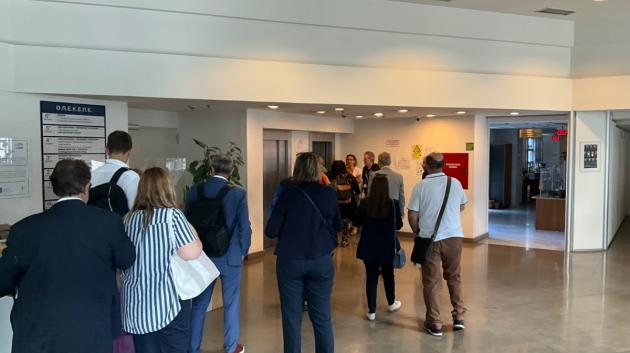 Άνθρωποι σε έκθεση τέχνης