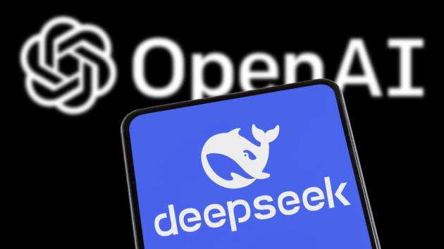 Λογότυπο DeepSeek και OpenAI