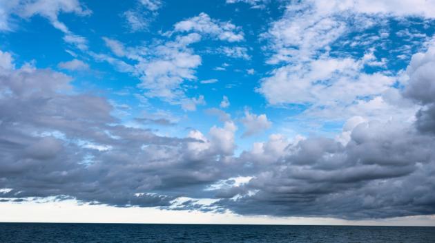 Θάλασσα με σύννεφα