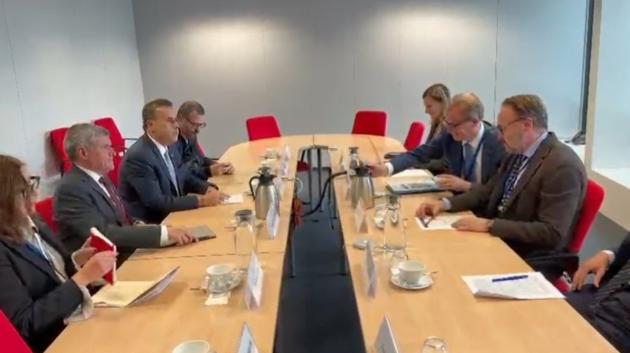 Συνάντηση σε αίθουσα συνεδριάσεων