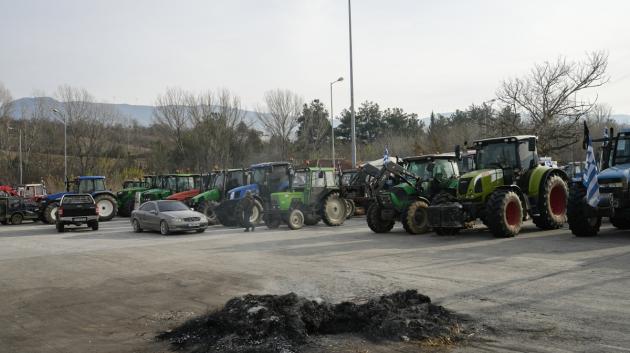 Γεωργικά τρακτέρ στον δρόμο