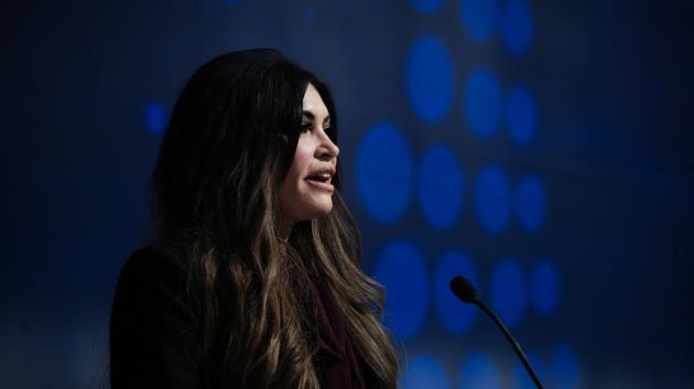 Γυναίκα ομιλήτρια μικρόφωνο