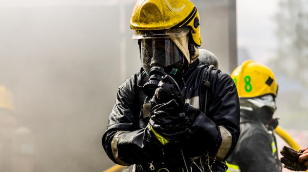 Πυροσβέστης μετά από φωτιά