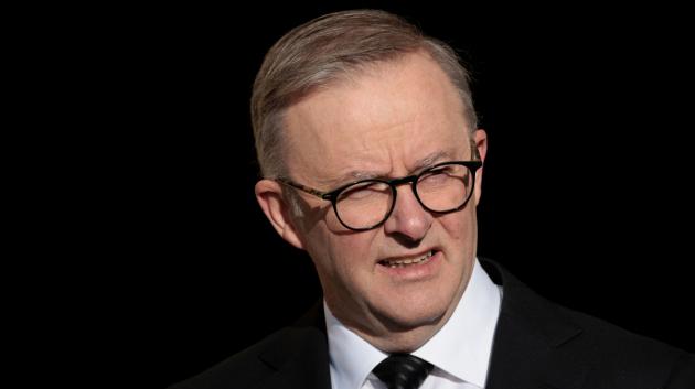 Αντώνι Αλμπανέζι πορτρέτο