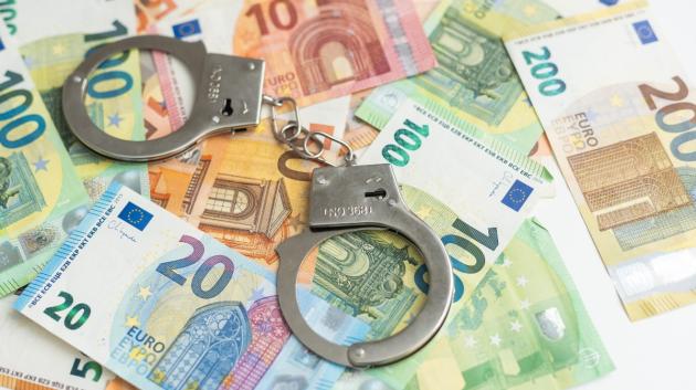 Χειροπέδες σε χαρτονομίσματα ευρώ