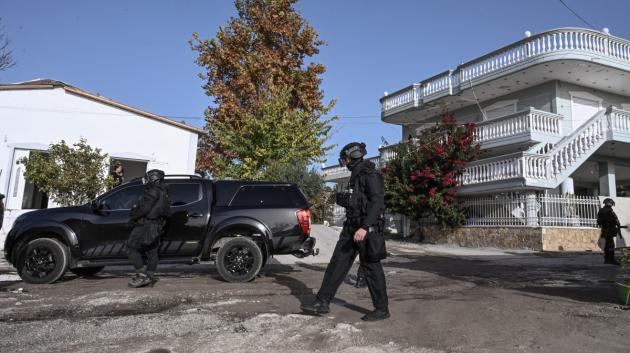 Άνδρες της ΕΚΑΜ επιχειρούν