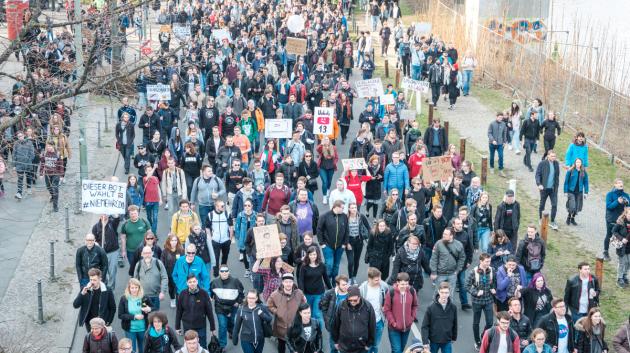 πορεία διαδηλωτών δρόμος