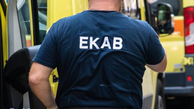 Εργαζόμενος ΕΚΑΒ πλάτη