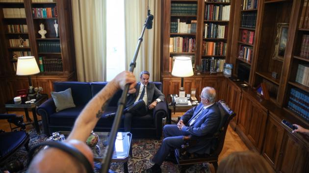 Συνομιλία σε βιβλιοθήκη