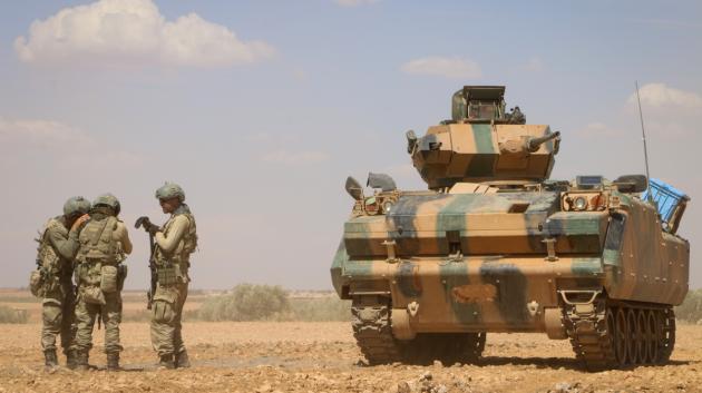 Στρατιώτες και άρμα μάχης