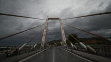 Γέφυρα υπό σκούρα καταιγιδοφόρα σύννεφα
