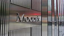 Λογότυπο Moody's σε μεταλλική πρόσοψη