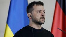 Ζελένσκι με ουκρανική, γερμανική σημαία