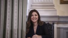 Σοφία Ζαχαράκη χαμογελά