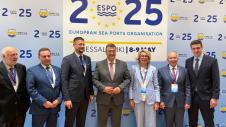 Απο αριστερά προς τα δεξιά: Ιωάννης Τσάρας, Διευθύνων Σύμβουλος, ΟΛΘ Α.Ε., Αθανάσιος Λιάγκος, Εκτελεστικός Πρόεδρος ΔΣ ΟΛΘ Α.Ε., Ansis Zeltiņš, Πρόεδρος ESPO, κ. Απόστολος Τζιτζικώστας, Ευρωπαίος Επίτροπος Βιώσιμων Μεταφορών και Τουρισμού, κα. Isabelle Ryckbost, Γενική Γραμματέας, ESPO, κ. Στέφανος Γκίκας, Υφυπουργός Ναυτιλίας και Νησιωτικής Πολιτικής, κ. Γιάννης Παπαγεωργίου, Συντονιστής γραφείου πρωθυπουργού στη Θεσσαλονίκη.