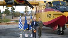 Νίκος Δένδιας μπροστά αεροσκάφος