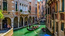 Κανάλια Βενετίας με γόνδολα