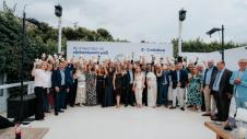 Άτομα σε εκδήλωση της Crediabank
