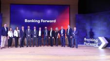 Άτομα σε εκδήλωση της Eurobank