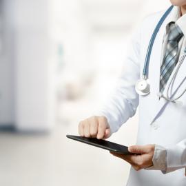 Γιατρός με tablet