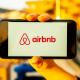 Λογότυπο Airbnb σε κινητό