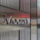 Λογότυπο Moody's σε μεταλλική πρόσοψη